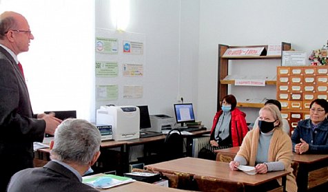 Подержать в руках игрушки дедушек и бабушек